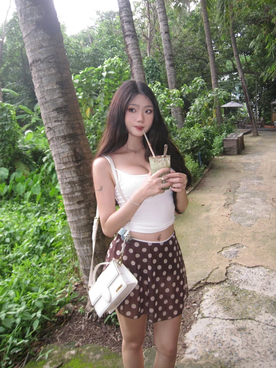 Đổi gu ăn mặc kín đáo, hot girl vẫn nhận “mưa lời khen” từ CĐM