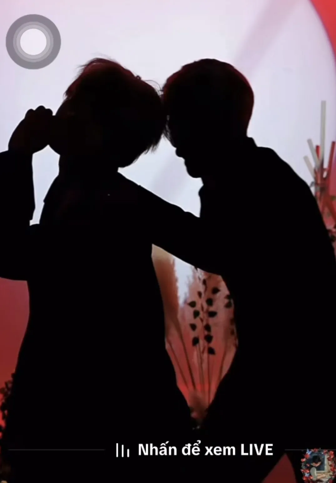 Góc tối “Idol”: Bỏ qua danh dự, bất chấp chiêu trò lố lăng để “ăn xin online”